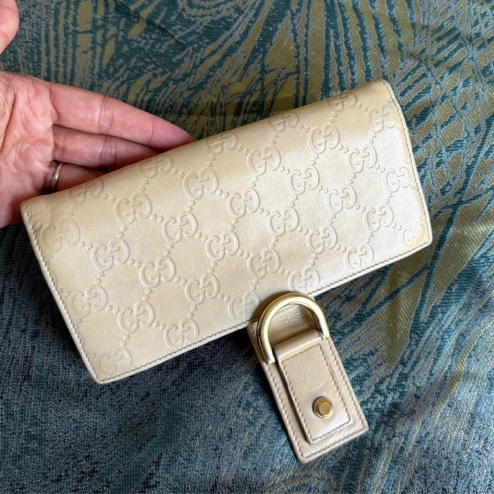 Gucci D Ring Abbey Cream Clutch Monogram Bifold Wallet with Gold Hardware - Picture 2 of 10